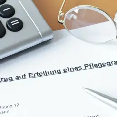 Antrag auf Erteilung eines Pflegegrads liegt bereit. Ein Hausarzt kann hierbei helfen, wenn der Hausarzt pflegestufe beantragen muss.